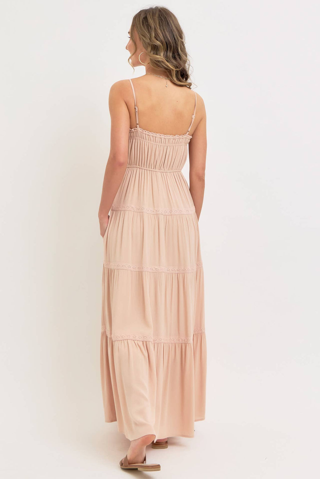 SMOCKED BRODICE TIERED MAXI DRESS: SAND / Contemporary