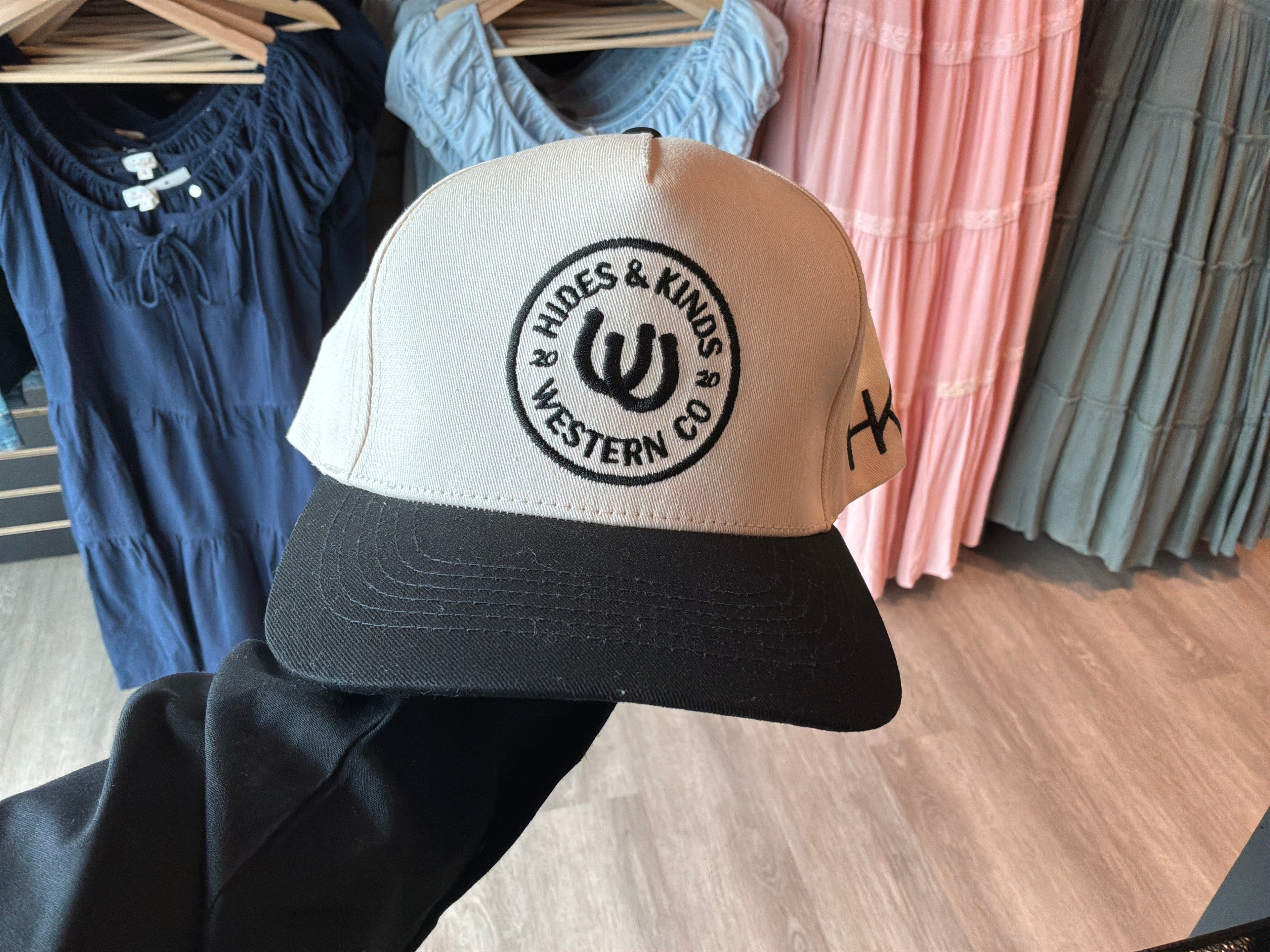 Hides and Kinds Hat - White / Black