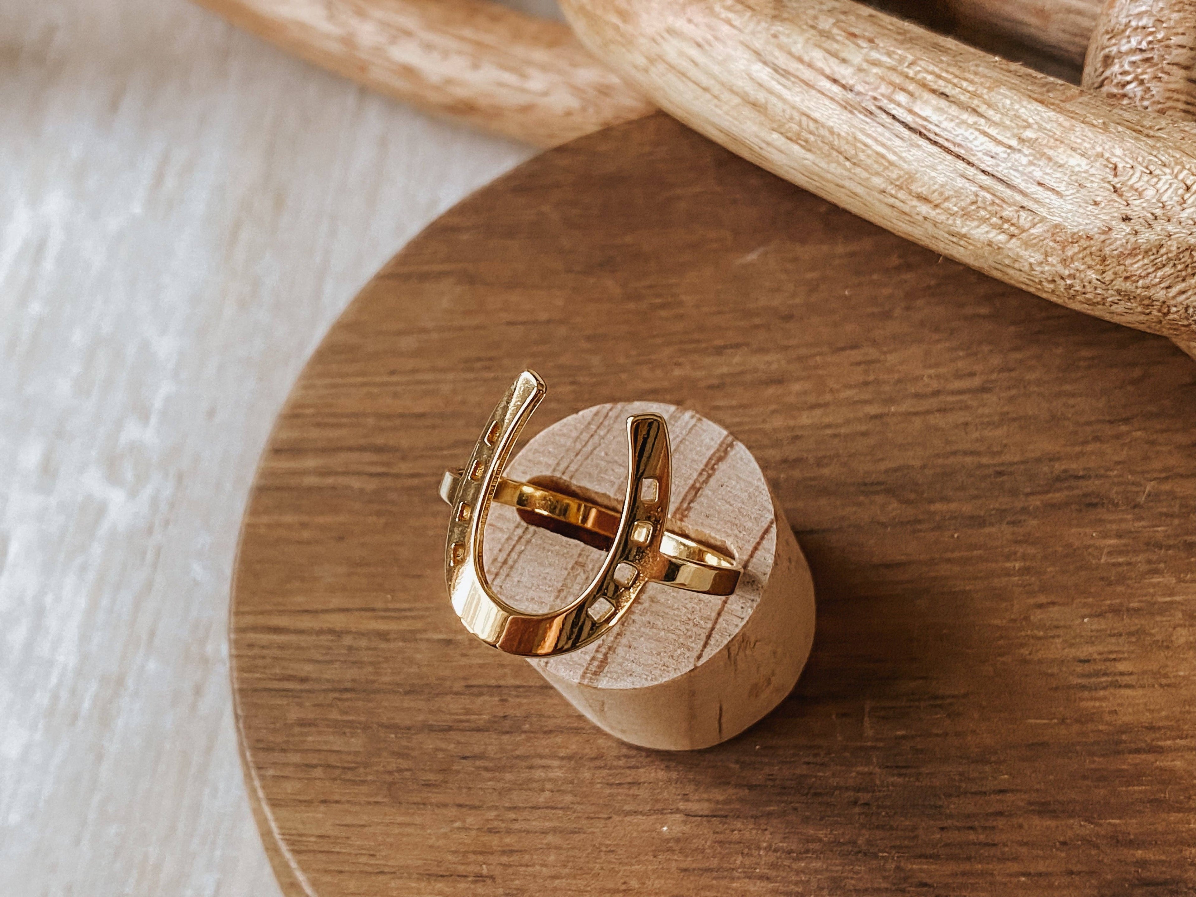 Horseshoe Ring: Gold