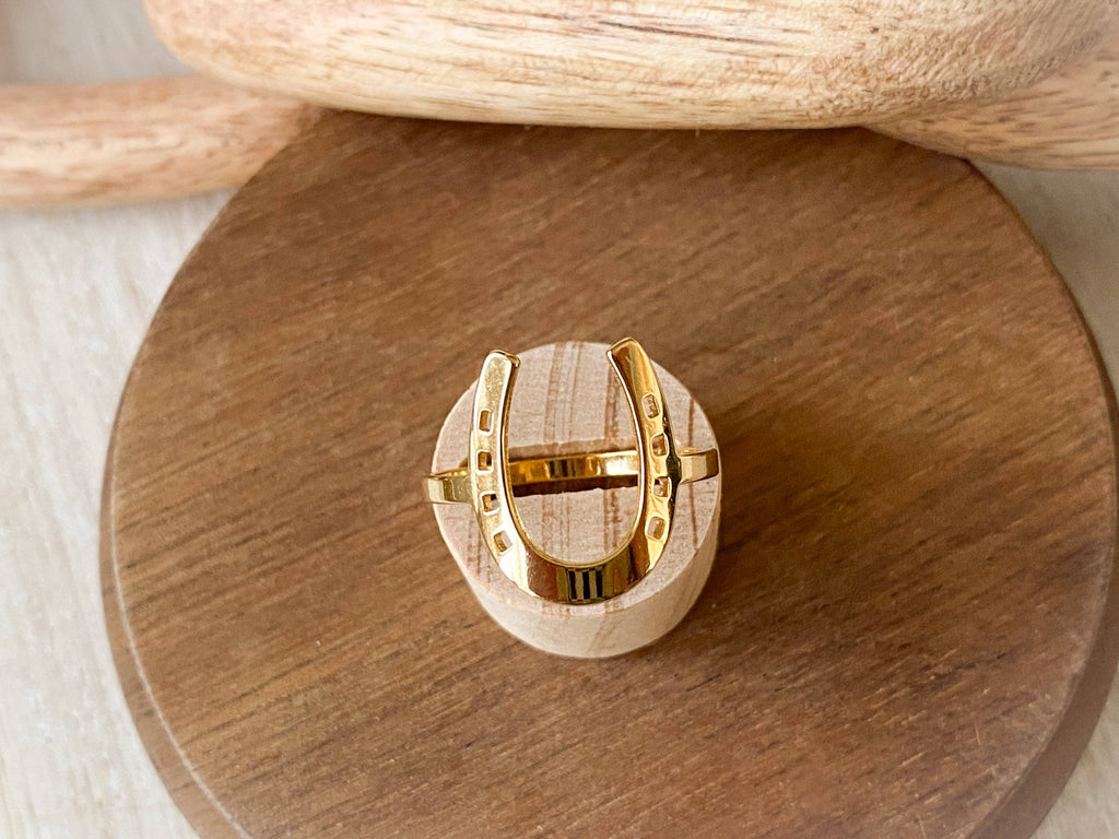 Horseshoe Ring: Gold