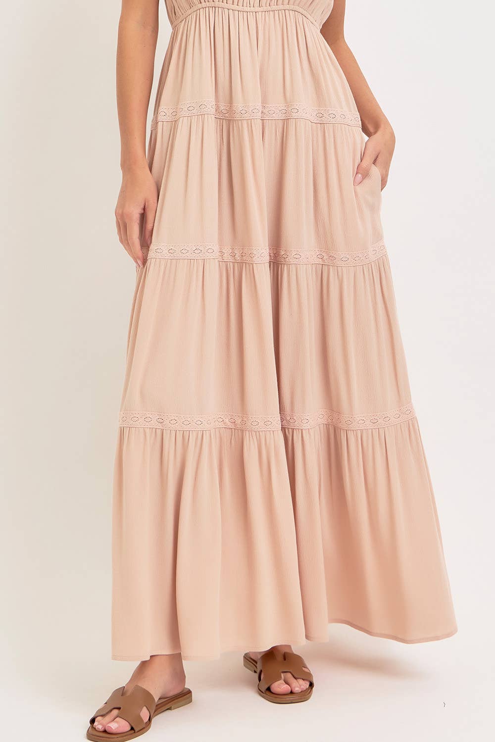 SMOCKED BRODICE TIERED MAXI DRESS: SAND / Contemporary