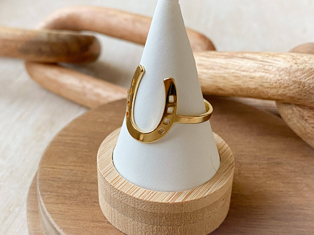 Horseshoe Ring: Gold