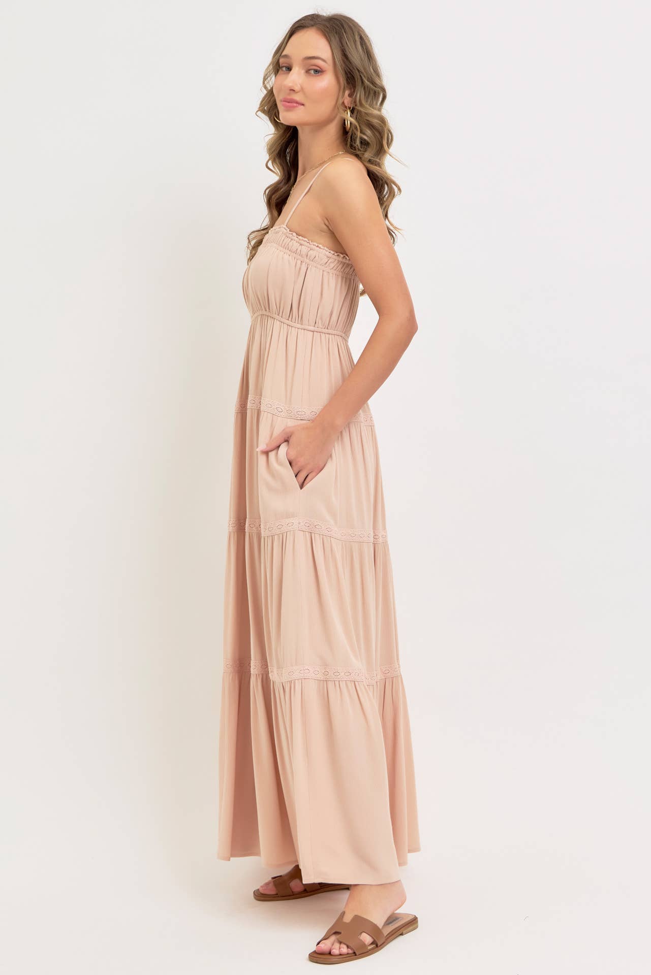 SMOCKED BRODICE TIERED MAXI DRESS: SAND / Contemporary
