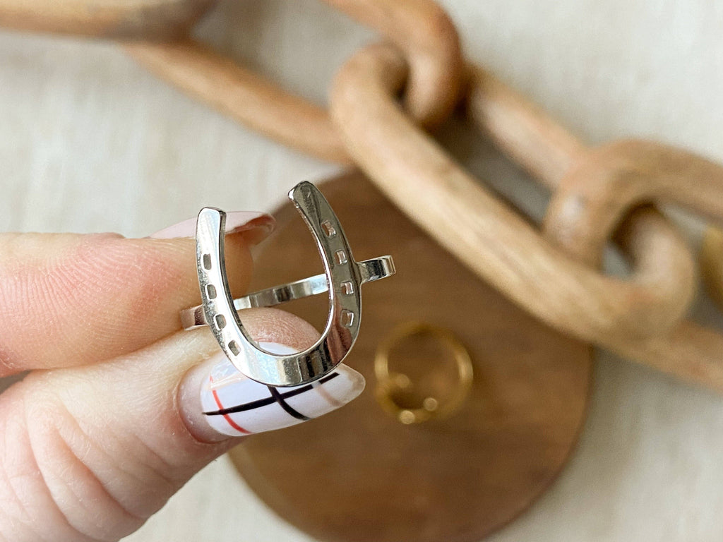 Horseshoe Ring: Silver