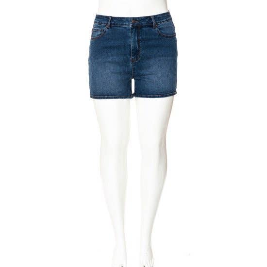 PLUS SIZE DENIM BASIC CLEAN HEM SHORTS: Medium Wash